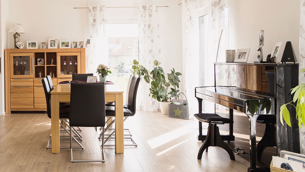 Angenehm helle und freundliche Atmosphäre im Wohn- und Essbereich Wohnen: Bauherren Familie Keller