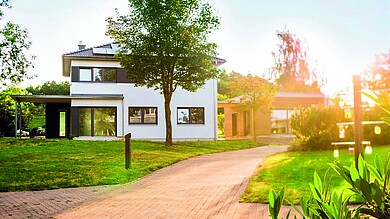 Villa bei Sonnenaufgang im Musterhauspark von Hanse Haus in Oberleichtersbach