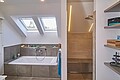 Badezimmer mit moderner Ausstattung in einem Fertighaus von Hanse Haus