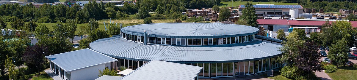 Das Bauherrenzentrum von Hanse Haus in Oberleichetrsbach aus der Luft